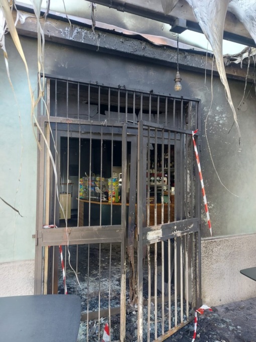 Fiamme fuori dal bar Le Piante di Sovere: sospetto rogo doloso, indagano i carabinieri