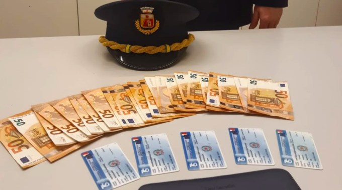 Trova un portafoglio a terra con dentro 1.200 euro: lo restituisce alla proprietaria