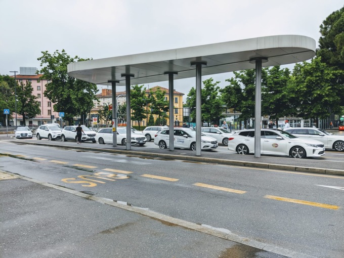 In arrivo altre 8 licenze di taxi. Ma i tassisti (come sempre) frenano: «Non servono»