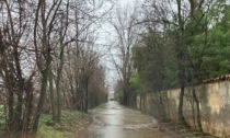 Buche di mezzo metro in via Bergamo a Pontirolo: «Dimenticati da 15 anni dal Comune»