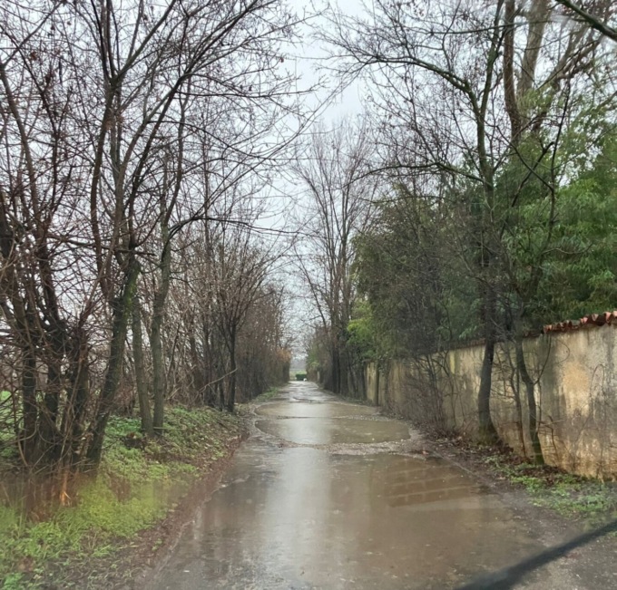 Buche di mezzo metro in via Bergamo a Pontirolo: «Dimenticati da 15 anni dal Comune»