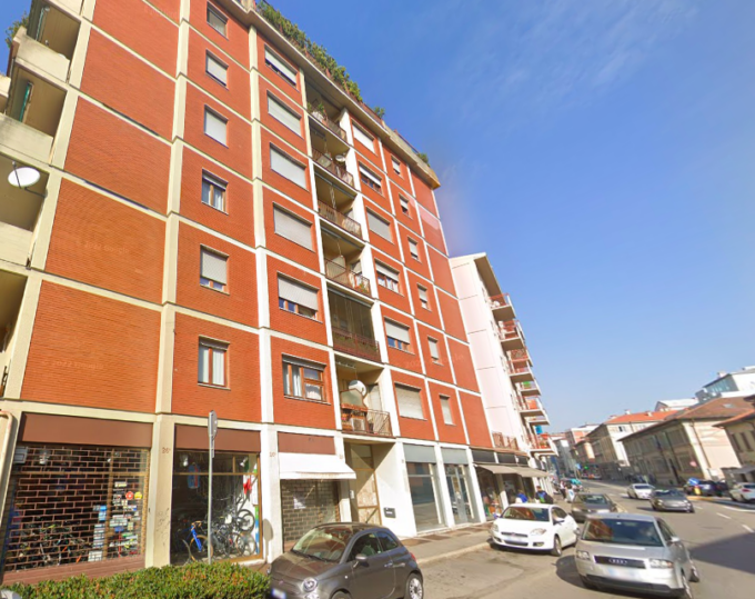 57enne precipita dal sesto piano del suo palazzo di via Mai: morto sul colpo