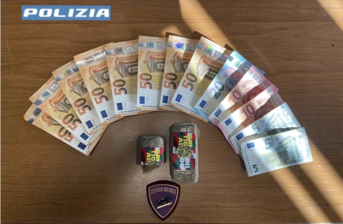 Butta via il pacchetto di hashish e scappa: arrestato spacciatore in Borgo Palazzo