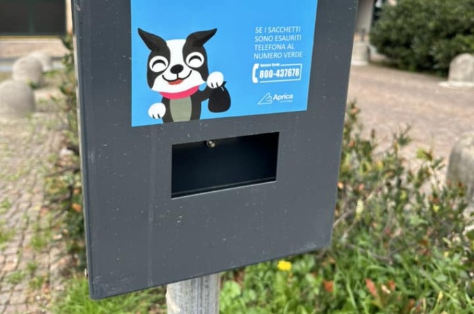 Sacchetti per i cani, distributori vuoti un po’ ovunque in città. Aprica: «Provvederemo»