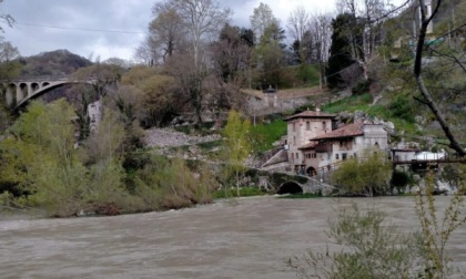 Maltempo in Val Brembana: scoperchiato un capannone, eroso un argine e macigno sulla strada a Bracca