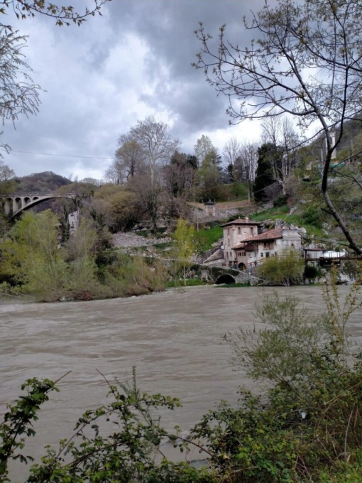 Maltempo in Val Brembana: scoperchiato un capannone, eroso un argine e macigno sulla strada a Bracca