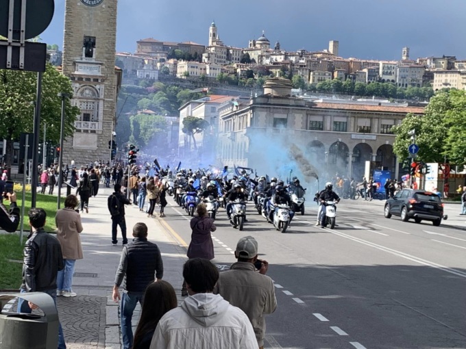 Lo spettacolo della motorata per Monza di centinaia di tifosi atalantini