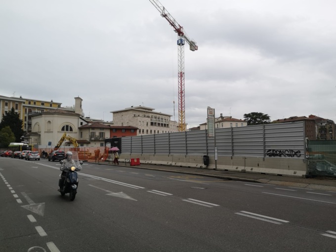 «Un delitto abbattere la storica portineria dell’ex Italcementi in via Camozzi»