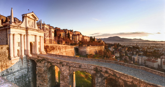 «Illuminiamo Porta San Giacomo con i colori della Bolivia»: la proposta a Palazzo Frizzoni
