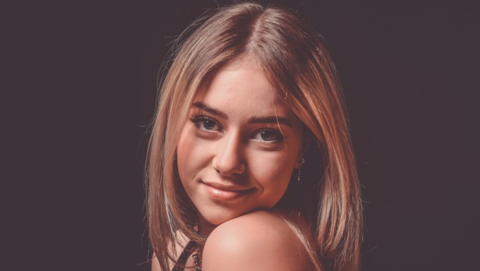 Un anno senza Chiara Lindl: una lapide per la 23enne tedesca sparita nel lago d’Iseo