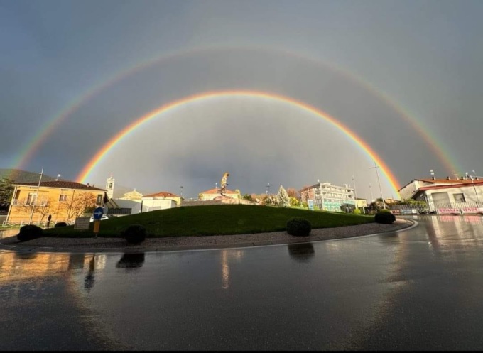 Le foto del doppio arcobaleno che ha salutato il temporale di Pasquetta