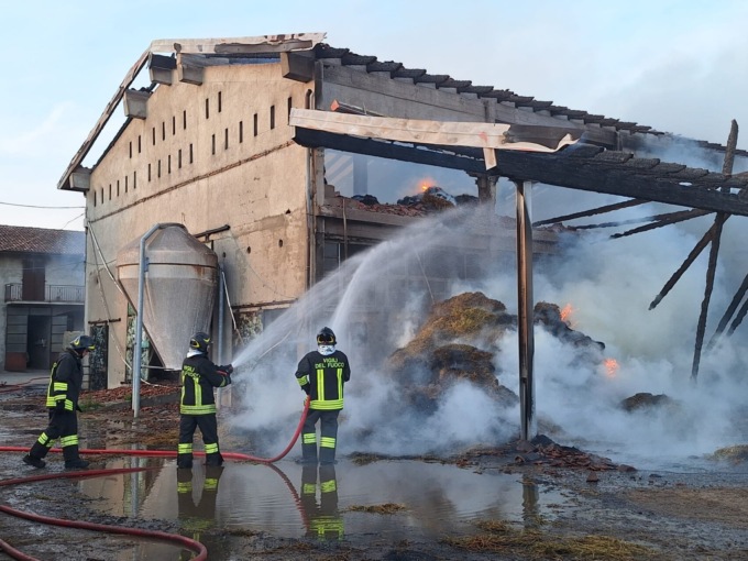 Le foto dell’incendio alla cascina di Urgnano: nessun ferito, salvi anche gli animali