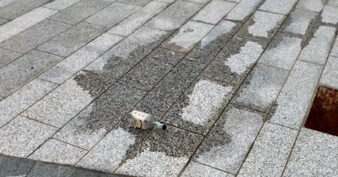 Bergamo, nella nuova piazza Gaber ci sono già bottiglie, mozziconi e sporcizia