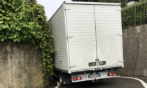 I furgoni rischiano di incastrarsi in fondo a via Pellico: la risposta surreale del Comune a un cittadino