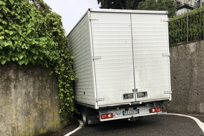 I furgoni rischiano di incastrarsi in fondo a via Pellico: la risposta surreale del Comune a un cittadino