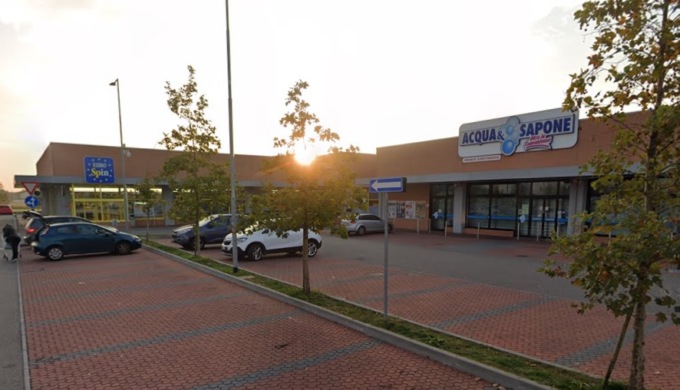 Fuga da film dopo essere stati sorpresi a rubare da un’auto a Treviglio