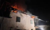 Fiamme nel centro storico di Gandino, brucia una casa disabitata