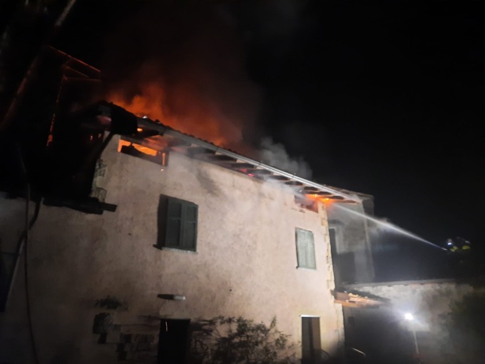 Fiamme nel centro storico di Gandino, brucia una casa disabitata