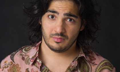 Max Angioni porta al Lazzaretto la comicità del quotidiano con “Anche meno”
