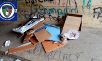 Abbandonano mobili in strada a Romano, la polizia locale li obbliga a ripulire