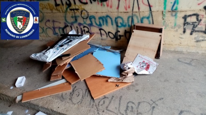 Abbandonano mobili in strada a Romano, la polizia locale li obbliga a ripulire