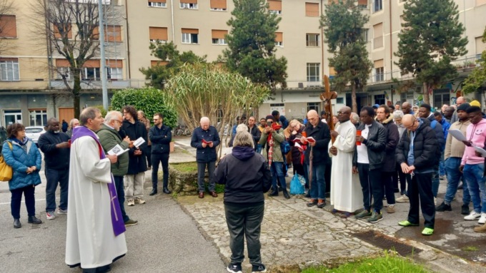 Quella Via Crucis con i senzatetto della stazione di Bergamo, che nessuno si aspettava