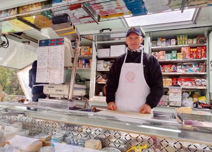 Signora, il mercato di Alzano lo preferisce qui o in via Valenti? (Il riscontro è positivo)