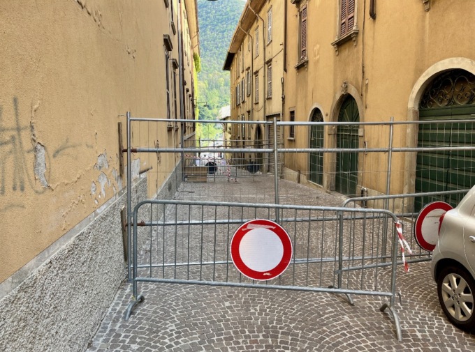La rabbia dei residenti di via Sant’Anna ad Albino: «Vergognoso si sia arrivati a tanto»