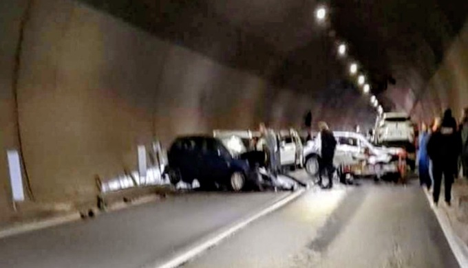 Rimorchio con auto da rally si sgancia ad Albino, ne nasce un frontale