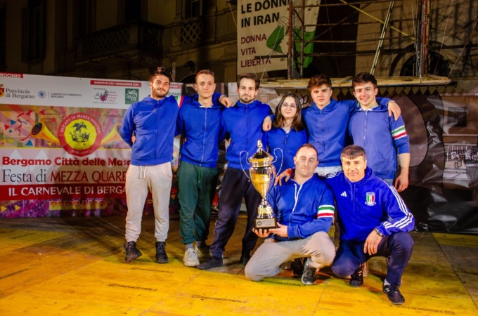 La disfida del Palo della Cuccagna: gli Acrobati di Villa d’Almè rivendicano il Guinness World Record
