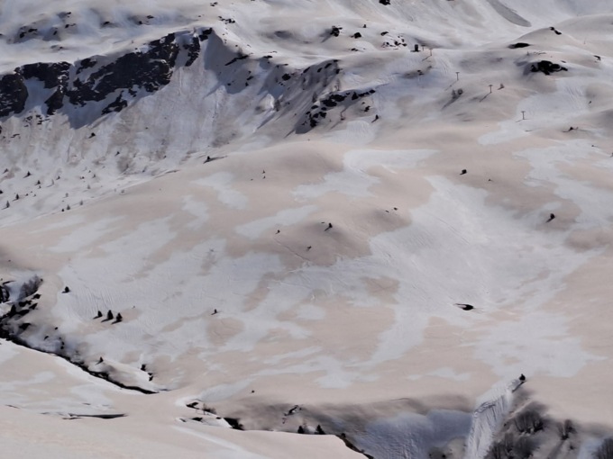Neve “maculata” di rosso sulle Orobie: sono le polveri del Sahara