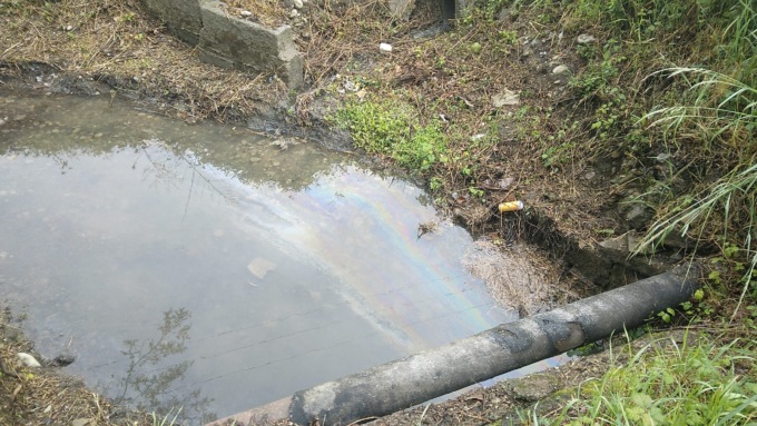 Sversamento di idrocarburi nella roggia Nuova di Azzano, intervengono i carabinieri e il Consorzio di Bonifica