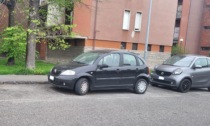 Bergamo ha un problema con le auto abbandonate nei parcheggi (nelle strisce bianche)