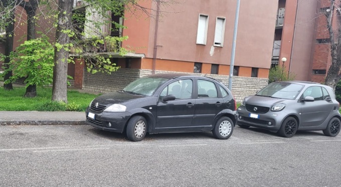 Bergamo ha un problema con le auto abbandonate nei parcheggi (nelle strisce bianche)