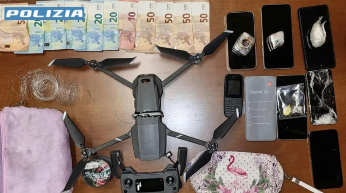 Volevano portare droga e cellulari nel carcere di Bergamo con un drone: arrestati