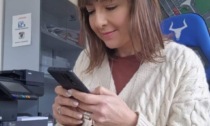 Distratta, le rubano il cellulare al centro commerciale di Curno: virale il video su TikTok