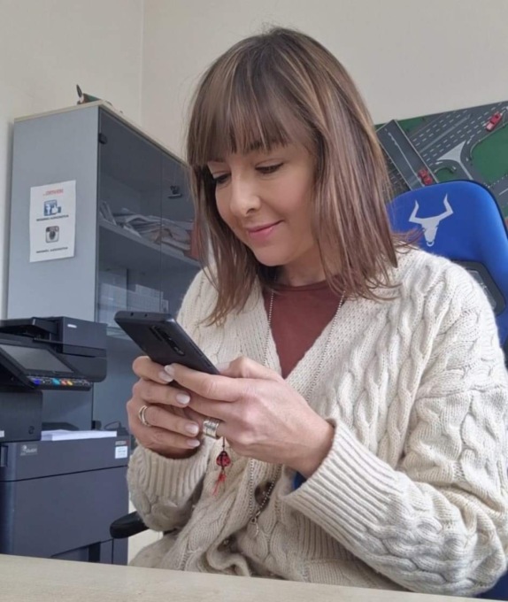 Distratta, le rubano il cellulare al centro commerciale di Curno: virale il video su TikTok