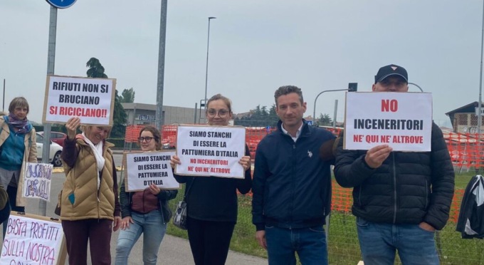 «Stanchi di essere la pattumiera d’Italia»: protesta in Fiera contro il termovalorizzatore della Montello