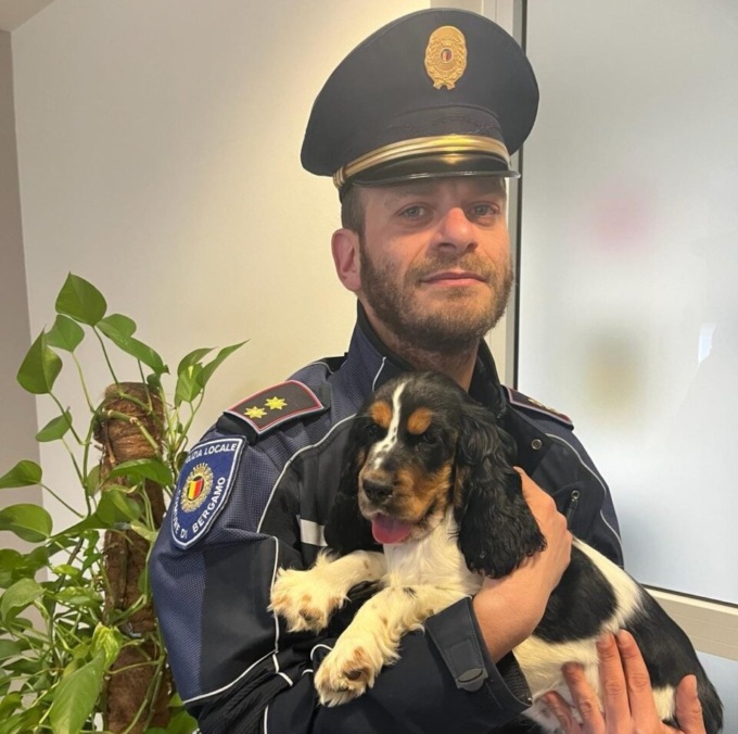 Tante storie dietro l’Ufficio oggetti rinvenuti della polizia locale di Bergamo (che ritrova anche i cani)