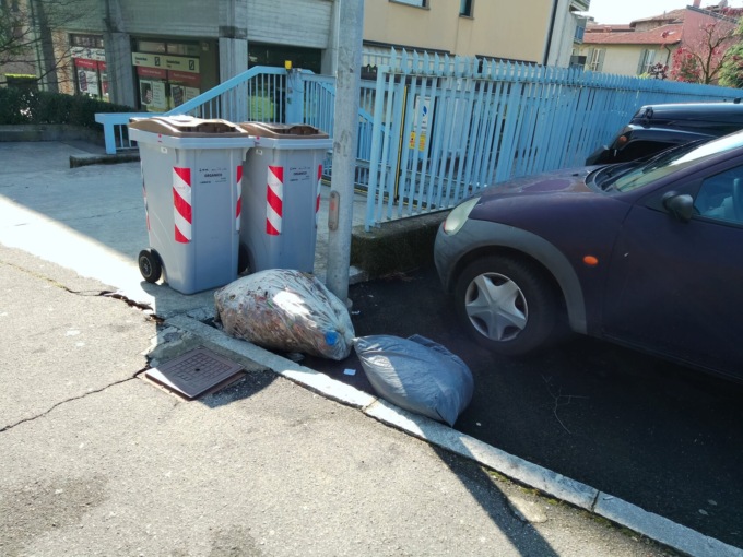 Scorci di Seriate… con pattumiera. La segnalazione di una cittadina ormai stanca della situazione