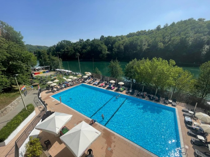 Il sindaco di Villa d’Adda annuncia al Consiglio dei ragazzi la riapertura della piscina