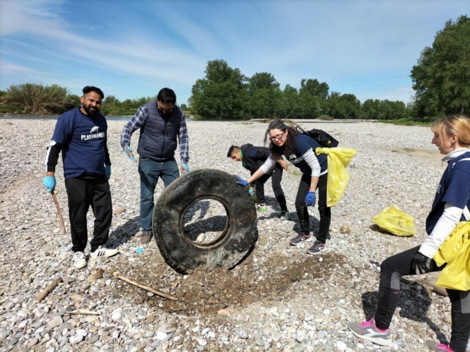 Cento persone con Plastic Free per pulire il parco del Serio a Romano