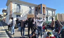 Altra protesta dei profughi all'hotel La Rocca di Romano: chiedono documenti e migliori condizioni