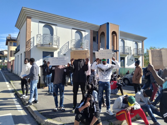 Altra protesta dei profughi all’hotel La Rocca di Romano: chiedono documenti e migliori condizioni