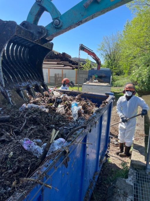 Roggia Brembilla piena di immondizia, interviene il Consorzio di Bonifica tra Osio Sotto e Zingonia