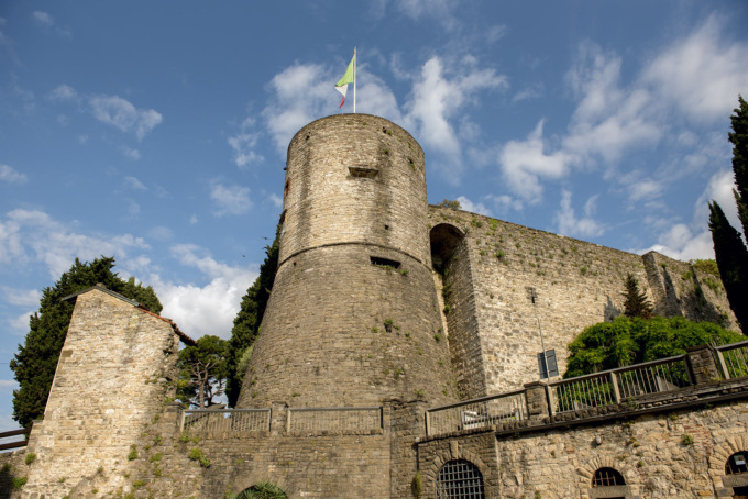 Due ragazzini sorpresi a imbrattare la Rocca: denunciati dalla polizia locale