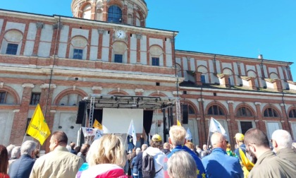 L'abbraccio di 200 persone al Santuario di Caravaggio per dire no alla logistica di Misano