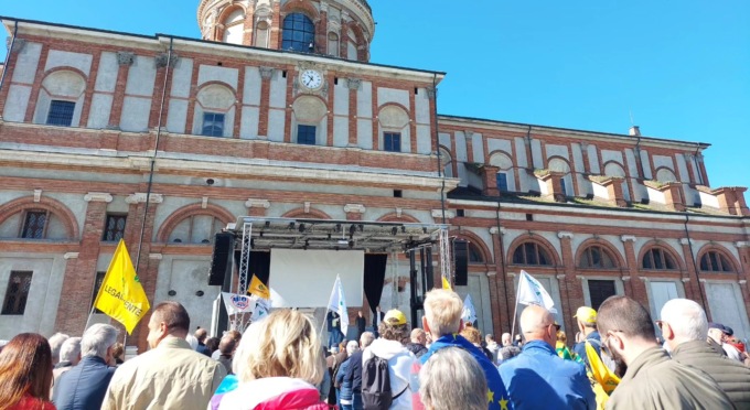 L’abbraccio di 200 persone al Santuario di Caravaggio per dire no alla logistica di Misano