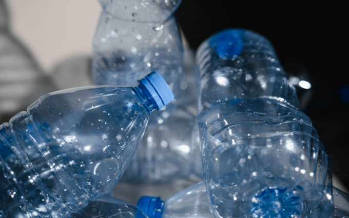 Dimentica le bottiglie di plastica: l’acqua filtrata è più economica e sostenibile