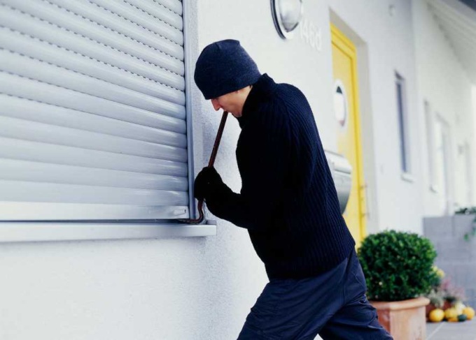 Scoperti mentre svaligiano una casa in via Serassi, fuggono dal balcone: presi